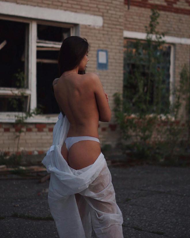 Du khách khoe thân, chụp ảnh phản cảm ở vùng đất chết gây bức xúc-2