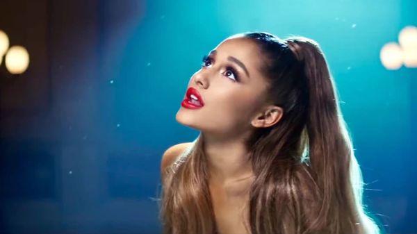 Sau Taylor Swift, tới lượt Ariana Grande khiến anti-fan câm nín với hành động ý nghĩa bảo vệ quyền lợi của phụ nữ-2