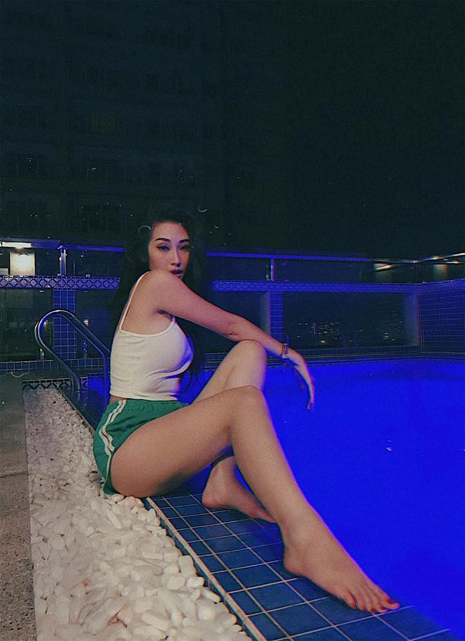 Khổng Tú Quỳnh không mặc nội y, tích cực khoe vóc dáng gợi cảm-7