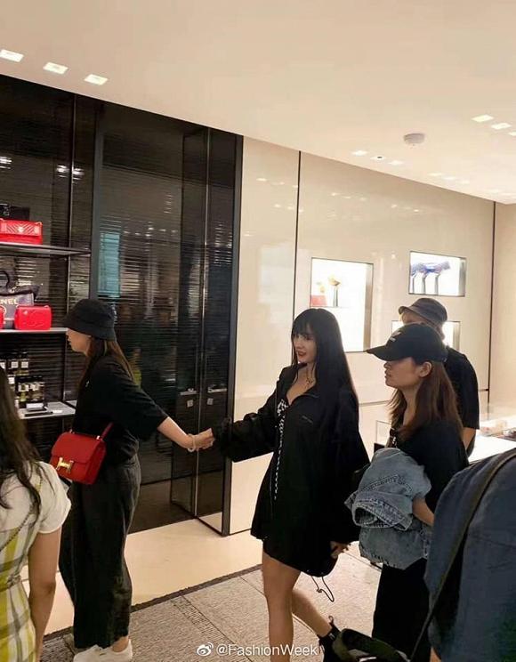 Fan đứng hình không nhận ra Dương Mịch khi cô đổi kiểu tóc, xuất hiện với style cực ngầu tại Milan-1