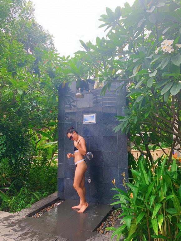 Ở tuổi 35, Phương Linh khoe vòng ba khủng với bikini đứng tắm dưới vòi sen ngoài trời-2