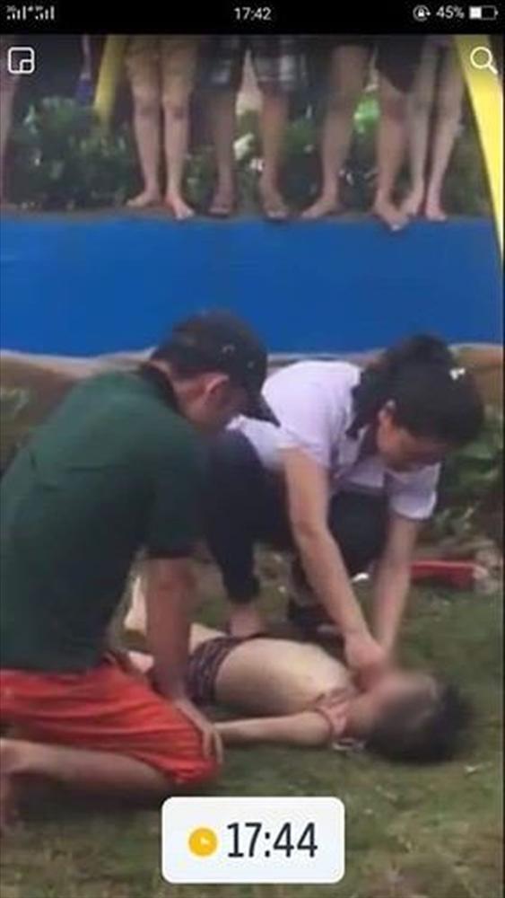 CLIP SHOCK: Chỉ 3 ngày sau khai trương, một bé trai bị đuối nước nghiêm trọng tại Công viên nước Thanh Hà-1