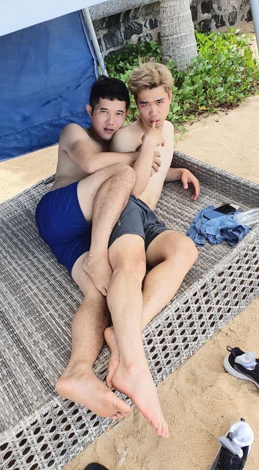 Vừa trở về Việt Nam, Công Phượng lộ ảnh e thẹn ôm ấp trai lạ khiến người xem giật mình nghi vấn giới tính?-1