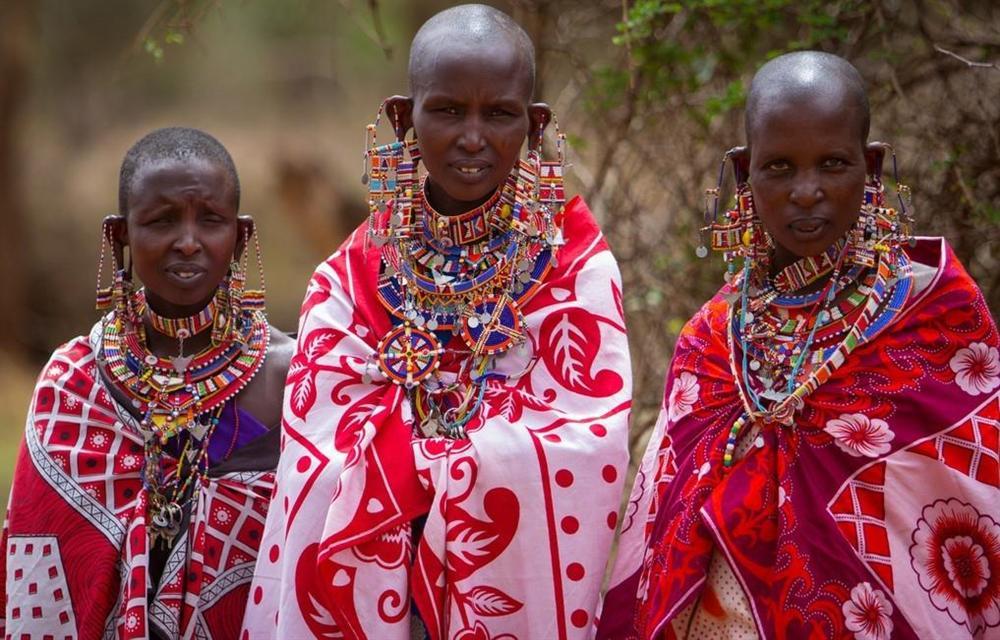 Kỳ lạ nơi ai cũng thay đổi diện mạo bằng cạo trọc đầu, kéo dài tai-3