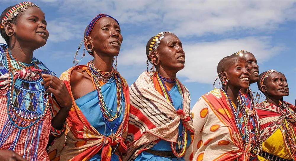 Kỳ lạ nơi ai cũng thay đổi diện mạo bằng cạo trọc đầu, kéo dài tai-5