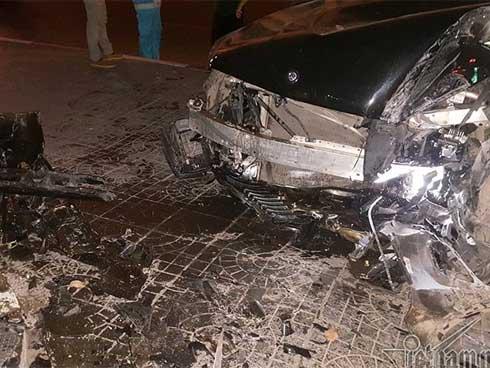 Xe Mercedes nát đầu khi đâm vào chân cầu vượt Láng Hạ lúc nửa đêm