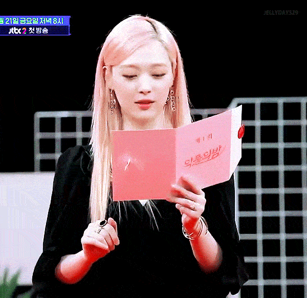 Sulli cười đầy ẩn ý khi đọc bình luận của antifan nhưng màu tóc siêu nổi và vóc dáng nữ thần mới là thứ gây chú ý-3