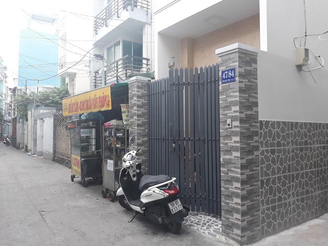 Mâu thuẫn chuyện đỗ xe, người phụ nữ bị tạt cả chảo dầu đang chiên cá gây bỏng nặng-1