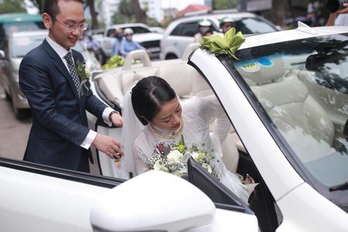 MC Phí Linh mặc áo dài thập niên cũ, e ấp bên ông xã Phó trưởng phòng VTV4 trong lễ ăn hỏi-12