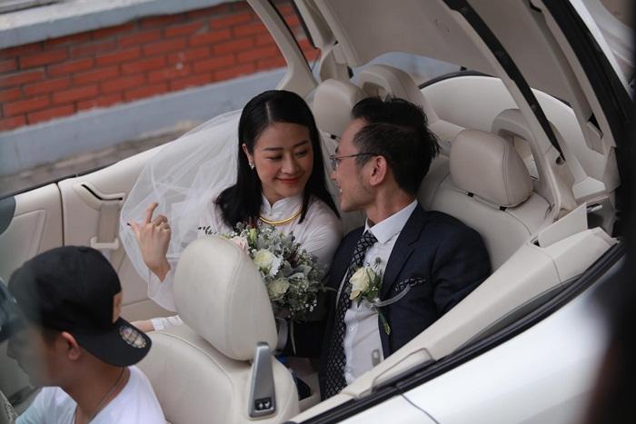 MC Phí Linh mặc áo dài thập niên cũ, e ấp bên ông xã Phó trưởng phòng VTV4 trong lễ ăn hỏi-13