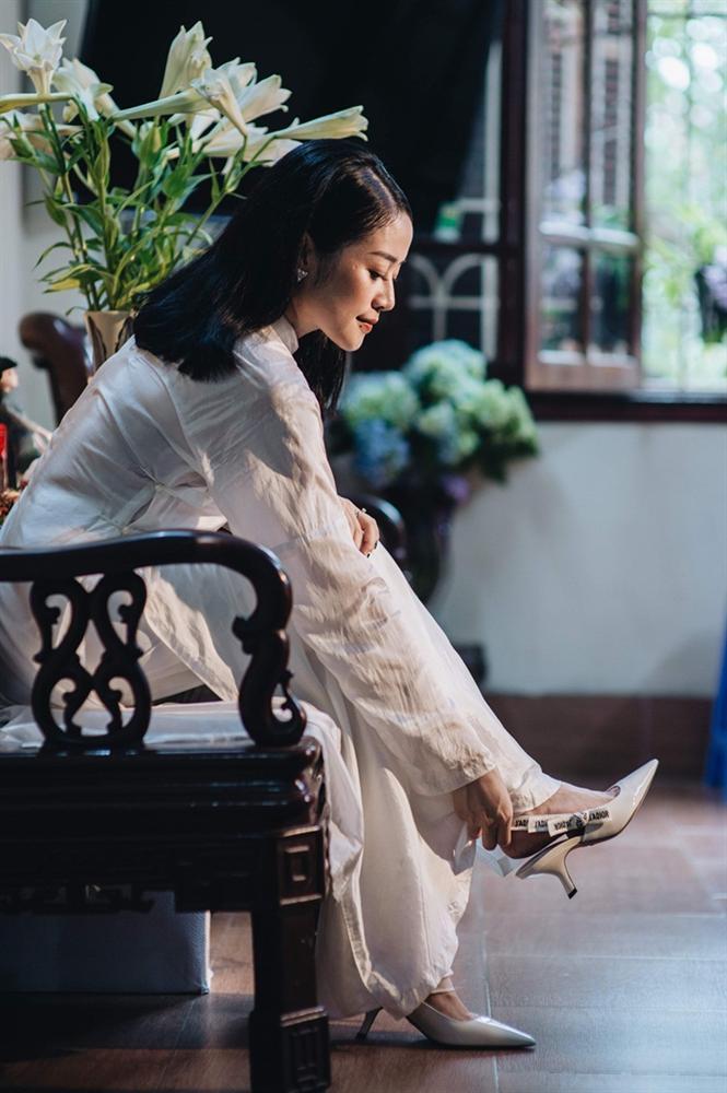 MC Phí Linh mặc áo dài thập niên cũ, e ấp bên ông xã Phó trưởng phòng VTV4 trong lễ ăn hỏi-1