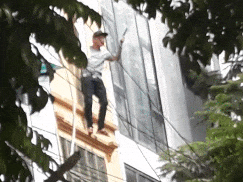 Clip: Bé 1 tuổi gây ồn ào tại nhà hàng, bà bầu ‘nổi điên’, hất cả bát đồ ăn nóng vào mặt-2