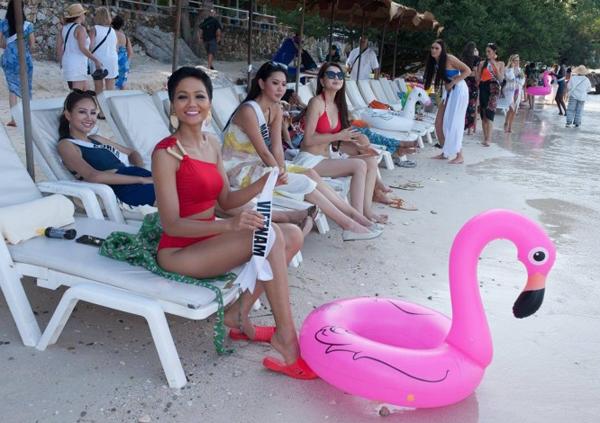 Lý do HHen Niê dùng dép tổ ong từ nhà ra sân bay-2