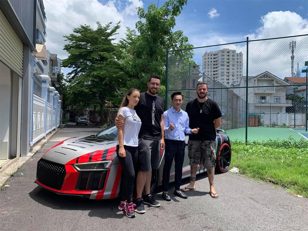 Choáng ngợp trước độ ‘cực ngầu’ và bóng loáng của chiếc xe 14 tỷ mà Cường Đô La chở Đàm Thu Trang đi dự CarPassion 2019-2