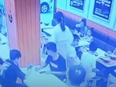 Clip: Bé 1 tuổi gây ồn ào tại nhà hàng, bà bầu ‘nổi điên’, hất cả bát đồ ăn nóng vào mặt-1