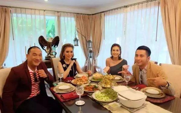 Cưới về mới biết chồng là tỷ phú giàu nhất Dubai, Lọ Lem U60 bây giờ sống ra sao?-7