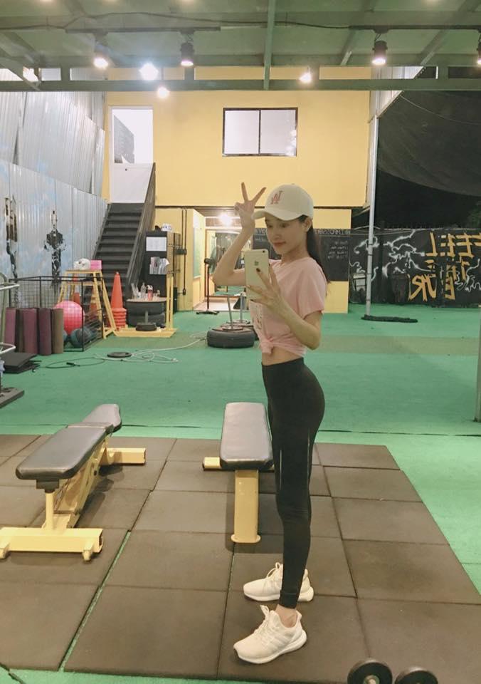 Nhã Phương khoe eo thon hơn cả thời con gái nhưng fan lại gay gắt: Không thấy chăm con toàn đăng body-1