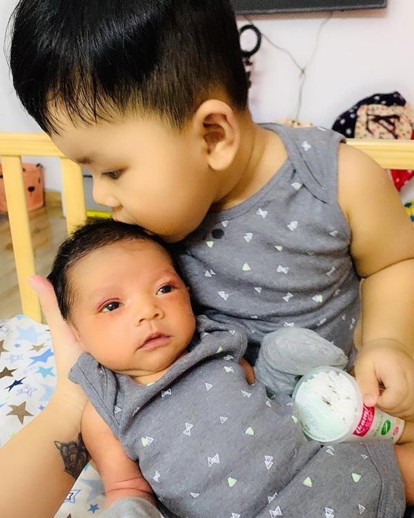 Hải Băng lập tức bị bạn thân nhắc nhở khi đăng ảnh hai con không mặc quần áo lên Facebook-3