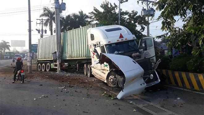 Tai nạn kinh hoàng: Xe container tông bẹp dúm ô tô 4 chỗ, nhìn hiện trường mà rùng mình sợ hãi-1