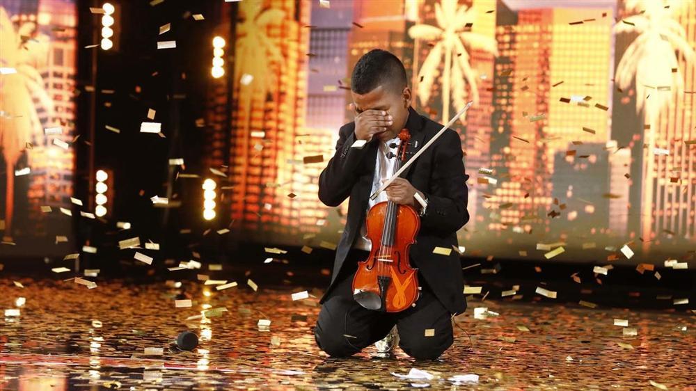 Cậu bé ung thư chơi violin làm lay động hàng triệu khán giả-3