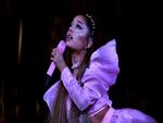 Clip: Ariana Grande mải mê hát, quăng micro xuống khán giả lúc nào không hay-4