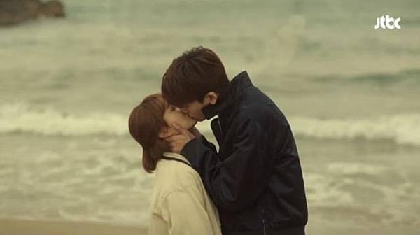 Những sao nam Hàn có cảnh hôn như muốn nuốt bạn diễn-5