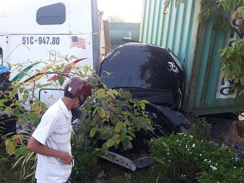 Clip: Kinh hoàng xem lại toàn bộ quá trình xe container tông bẹp dúm ô tô 4 chỗ làm 4 người lớn và 1 trẻ em thiệt mạng-2