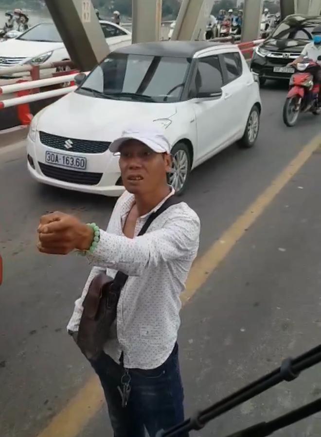 Clip: Thanh niên ‘hổ báo’ cầm hung khí chặn đầu xe bus trên cầu Chương Dương đòi xử tài xế-1