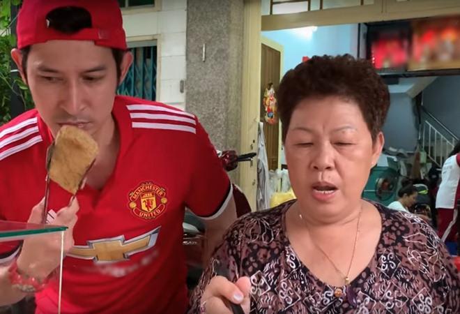 Vợ chồng Huy Khánh thách nhau đi ăn đậu phụ thối nhưng tội nghiệp nhất là... anh quay phim-1