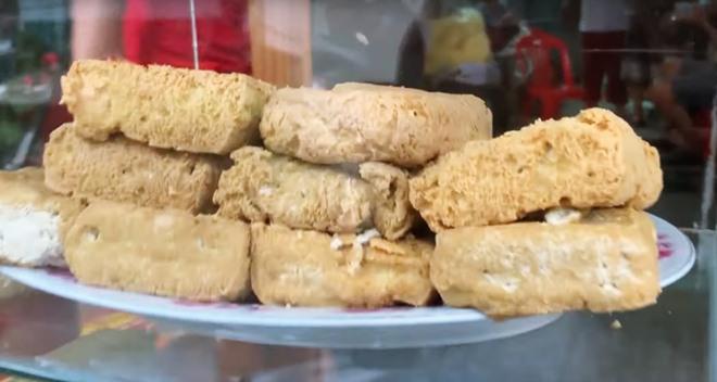 Vợ chồng Huy Khánh thách nhau đi ăn đậu phụ thối nhưng tội nghiệp nhất là... anh quay phim-2