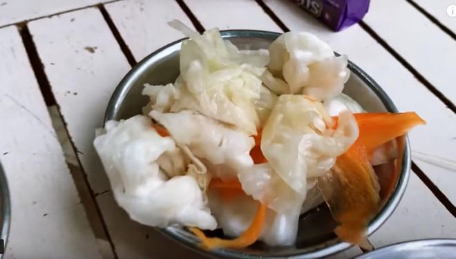 Vợ chồng Huy Khánh thách nhau đi ăn đậu phụ thối nhưng tội nghiệp nhất là... anh quay phim-6