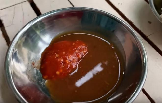 Vợ chồng Huy Khánh thách nhau đi ăn đậu phụ thối nhưng tội nghiệp nhất là... anh quay phim-7