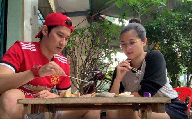 Vợ chồng Huy Khánh thách nhau đi ăn đậu phụ thối nhưng tội nghiệp nhất là... anh quay phim-8