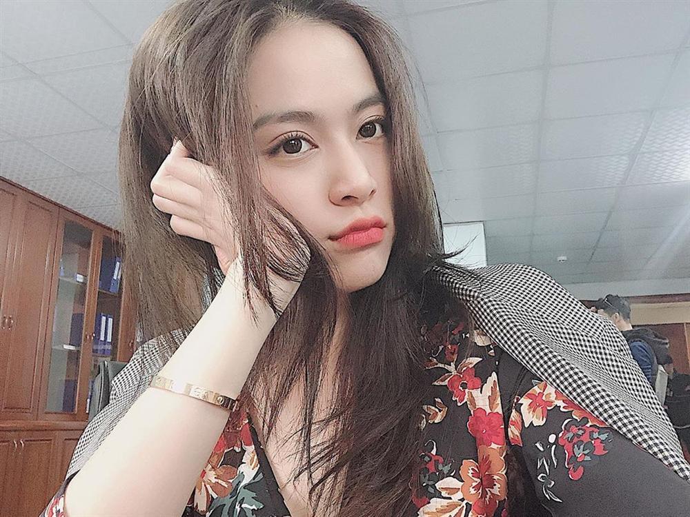 Ồn ào váy áo phản cảm vừa lắng, Ngọc Trinh lại ăn diện sexy xuống phố thu hút mọi ánh nhìn-3