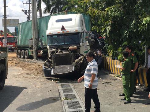Hé lộ nguyên nhân vụ container đâm ô tô bẹp dúm khiến 5 người tử vong khi đang trên đường đi khám bệnh