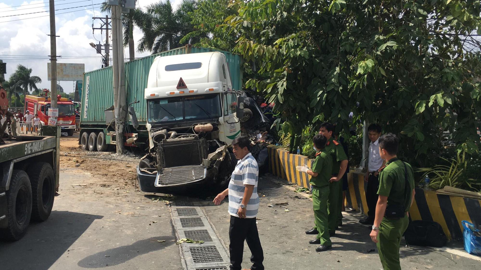 Hé lộ nguyên nhân vụ container đâm ô tô bẹp dúm khiến 5 người tử vong khi đang trên đường đi khám bệnh-1