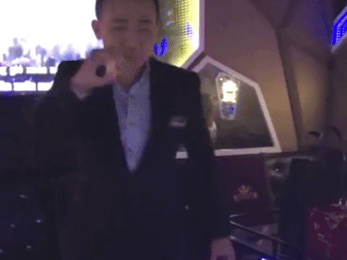 Trấn Thành trổ tài nhái giọng Đàm Vĩnh Hưng nhưng dân tình chỉ để ý đến vũ đạo 'phản chủ' đi kèm