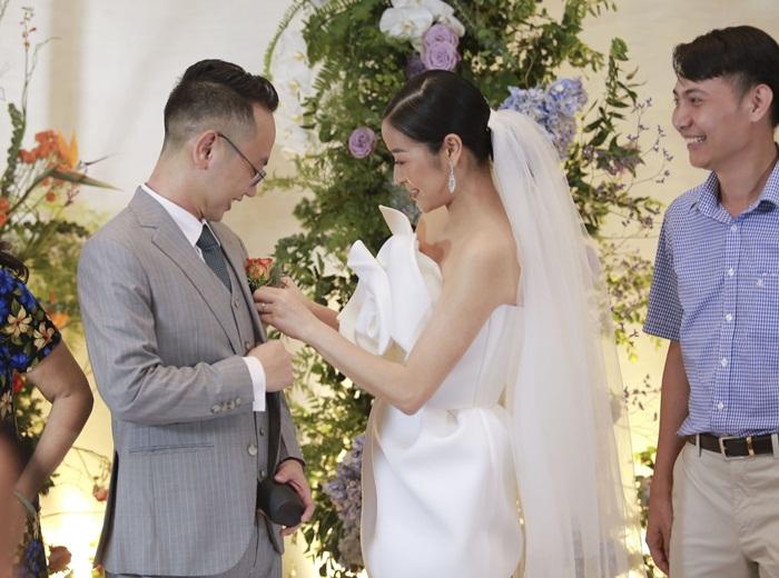 Chú rể quyền lực ở VTV tình tứ trao nhẫn, tiết lộ giấc mơ đặc biệt khiến anh phải cưới Phí Linh làm bạn đời-1