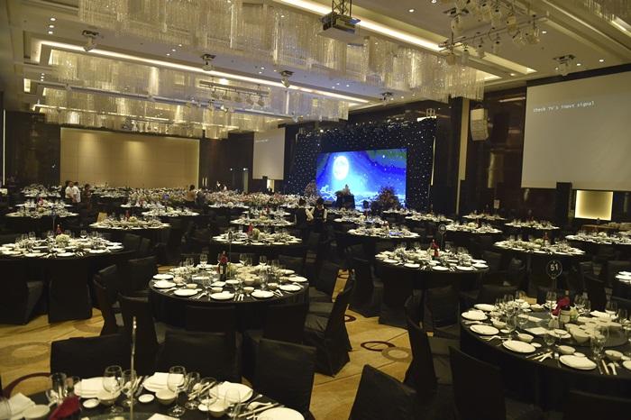 Chú rể quyền lực ở VTV tình tứ trao nhẫn, tiết lộ giấc mơ đặc biệt khiến anh phải cưới Phí Linh làm bạn đời-19