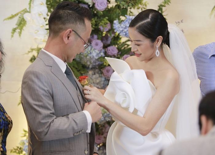 Chú rể quyền lực ở VTV tình tứ trao nhẫn, tiết lộ giấc mơ đặc biệt khiến anh phải cưới Phí Linh làm bạn đời-3