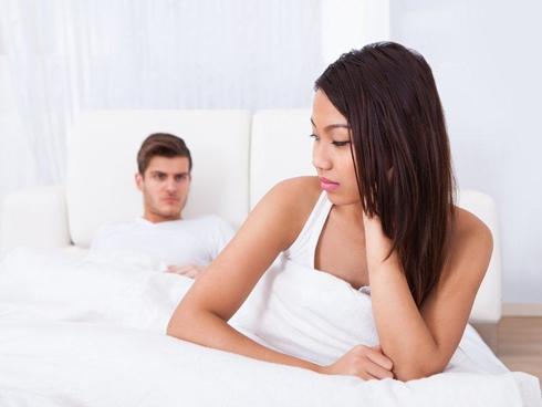 Sượng mặt khi vợ chồng đang yêu đương cao trào thì mẹ chồng đẩy cửa bước vào