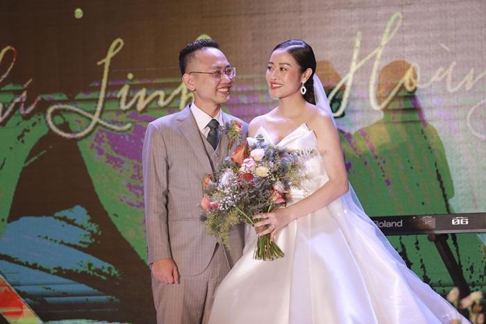 Chú rể quyền lực ở VTV tình tứ trao nhẫn, tiết lộ giấc mơ đặc biệt khiến anh phải cưới Phí Linh làm bạn đời-11