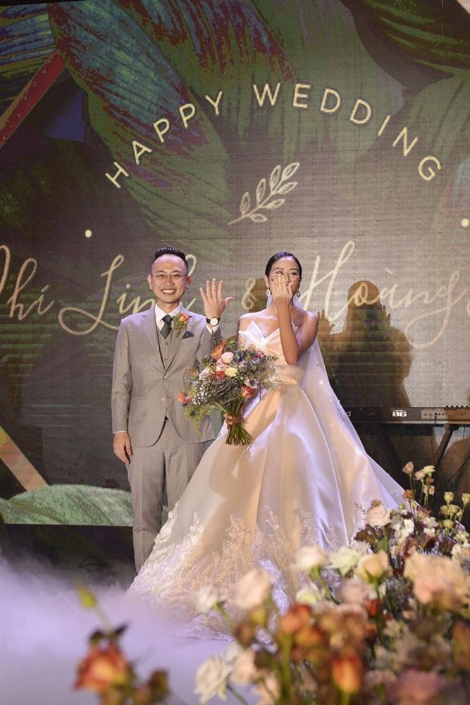 Chú rể quyền lực ở VTV tình tứ trao nhẫn, tiết lộ giấc mơ đặc biệt khiến anh phải cưới Phí Linh làm bạn đời-13