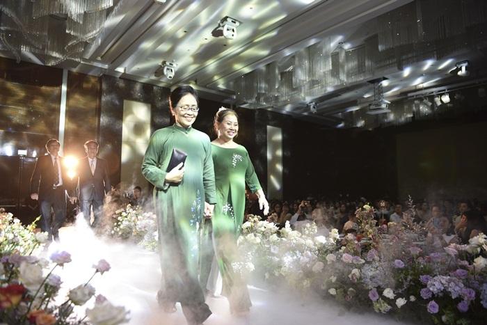 Chú rể quyền lực ở VTV tình tứ trao nhẫn, tiết lộ giấc mơ đặc biệt khiến anh phải cưới Phí Linh làm bạn đời-15