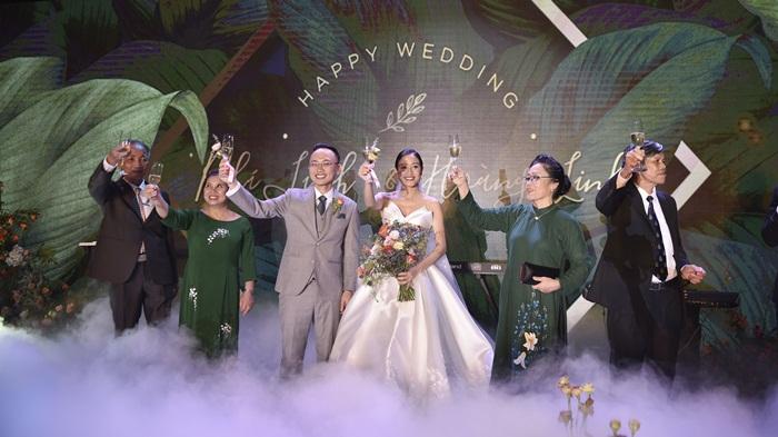 Chú rể quyền lực ở VTV tình tứ trao nhẫn, tiết lộ giấc mơ đặc biệt khiến anh phải cưới Phí Linh làm bạn đời-18