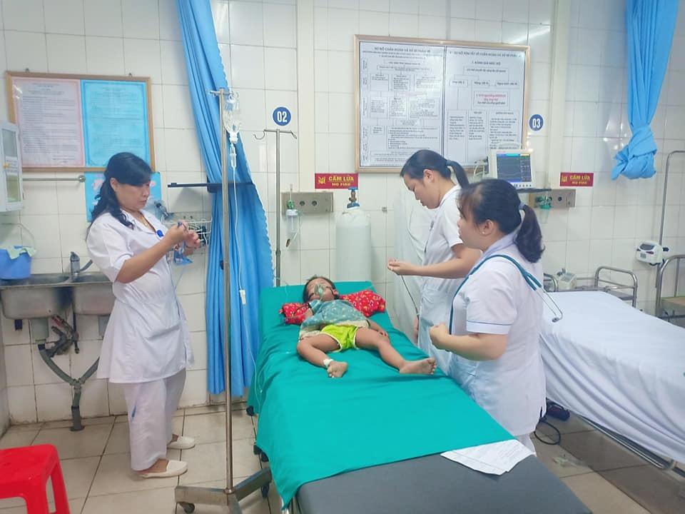 Bé gái 3 tuổi sốc phản vệ sau 5 phút bị kiến xoan đốt-1