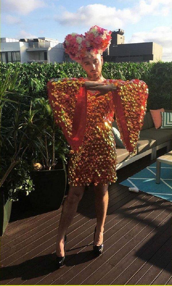 Ca sĩ đồng tính nước Anh mê mẩn giày cao gót đỏ, diện váy hoa bung lụa pose dáng như người mẫu-1
