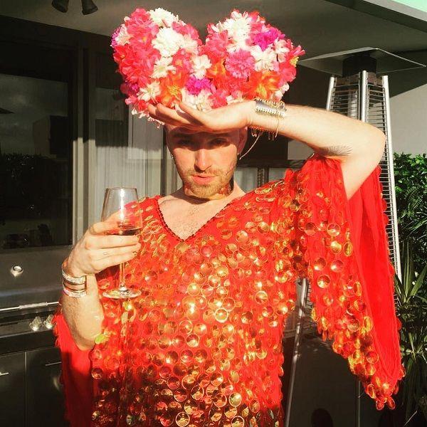 Ca sĩ đồng tính nước Anh mê mẩn giày cao gót đỏ, diện váy hoa bung lụa pose dáng như người mẫu-2