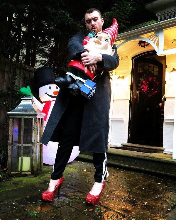 Ca sĩ đồng tính nước Anh mê mẩn giày cao gót đỏ, diện váy hoa bung lụa pose dáng như người mẫu-3