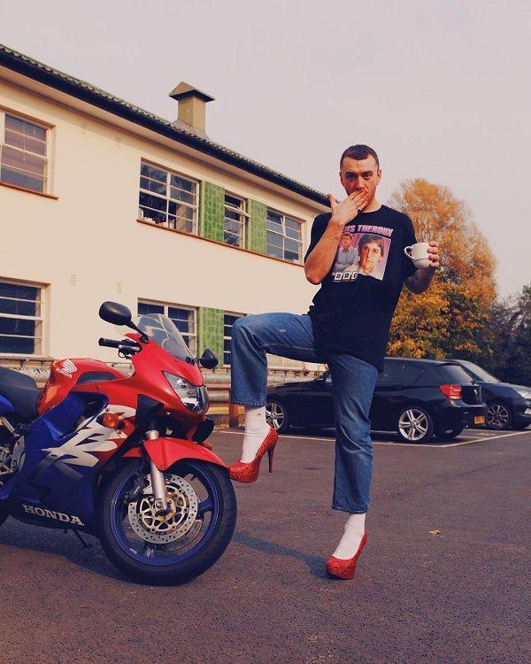 Ca sĩ đồng tính nước Anh mê mẩn giày cao gót đỏ, diện váy hoa bung lụa pose dáng như người mẫu-4